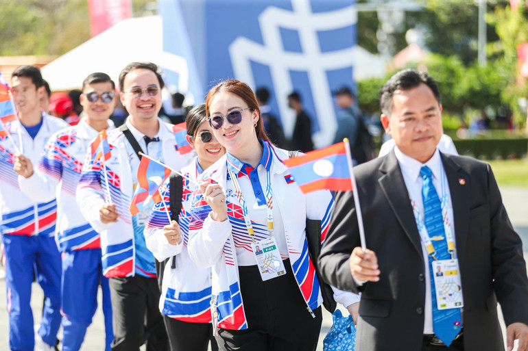 Đoàn Thể thao Lào tham dự Lễ thượng cờ.