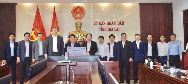 Tập đoàn De Heus và Tập đoàn Hùng Nhơn trao tặng 500 triệu đồng hỗ trợ người dân Gia Lai khắc phục hậu quả bão lũ. Ảnh: TTXTĐT