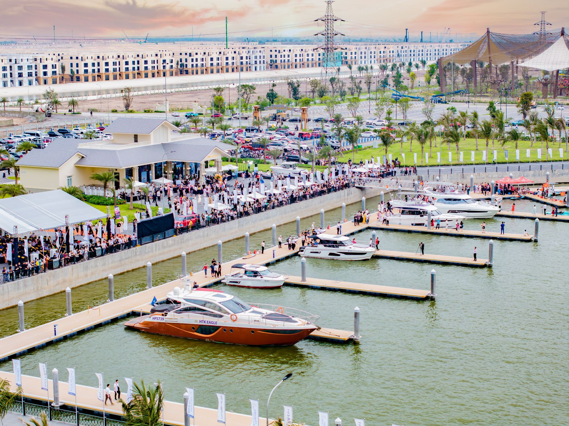 Vinhomes Royal Island – Nơi 15 phút đủ để sống một cuộc đời thượng lưu