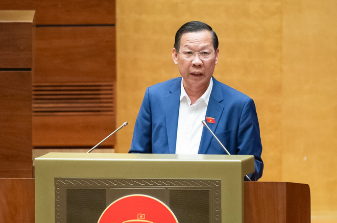 Chủ nhiệm Ủy ban Kinh tế và Tài chính của Quốc hội Phan Văn Mãi trình bày Báo cáo thẩm tra về một số cơ chế, chính sách đặc thù, đặc biệt áp dụng cho dự án đường sắt tốc độ cao trên trục Bắc-Nam. (Ảnh: Báo ĐBND)