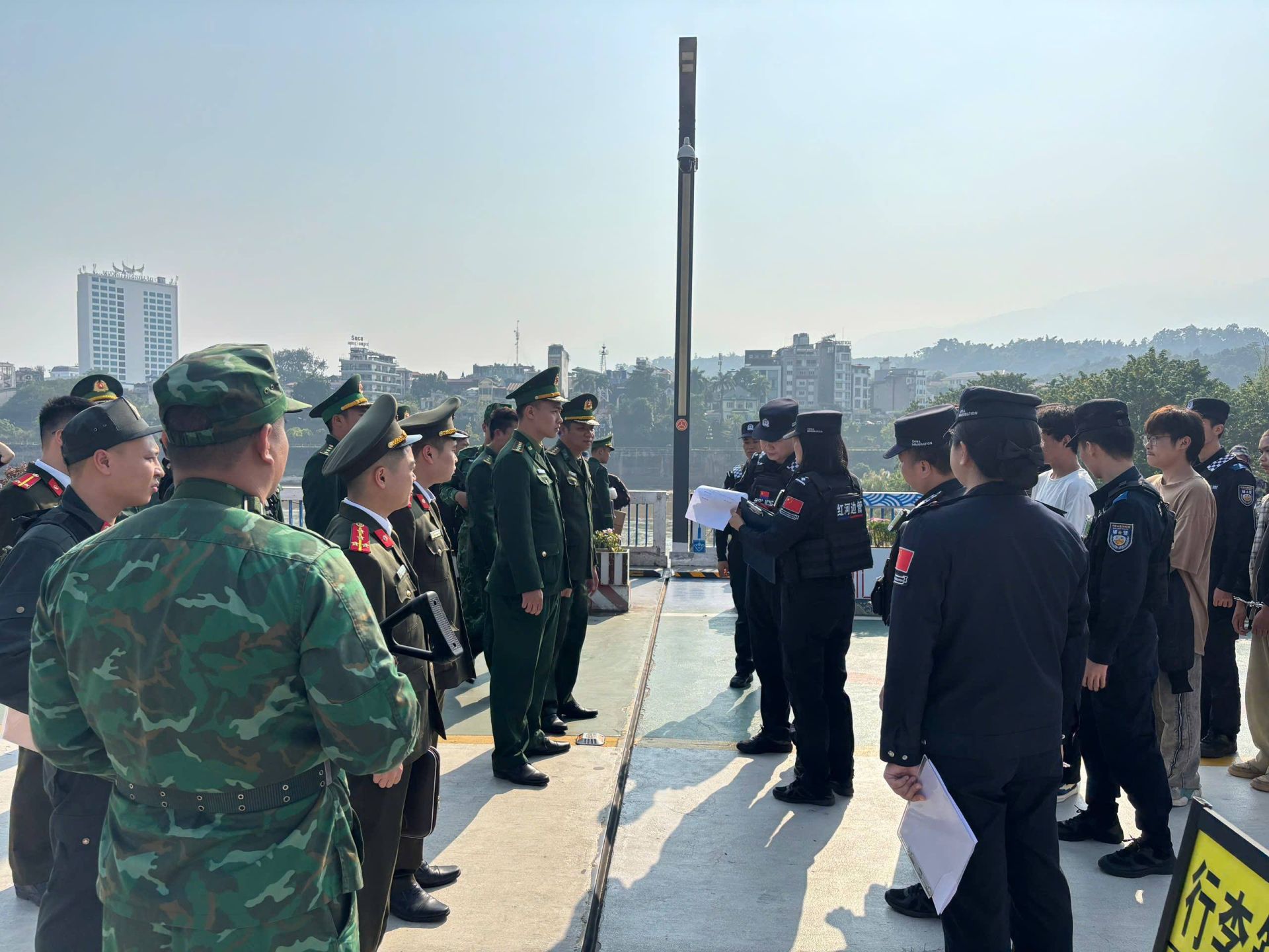 Phối hợp trục xuất 7 đối tượng nhập cảnh trái phép vào Việt Nam