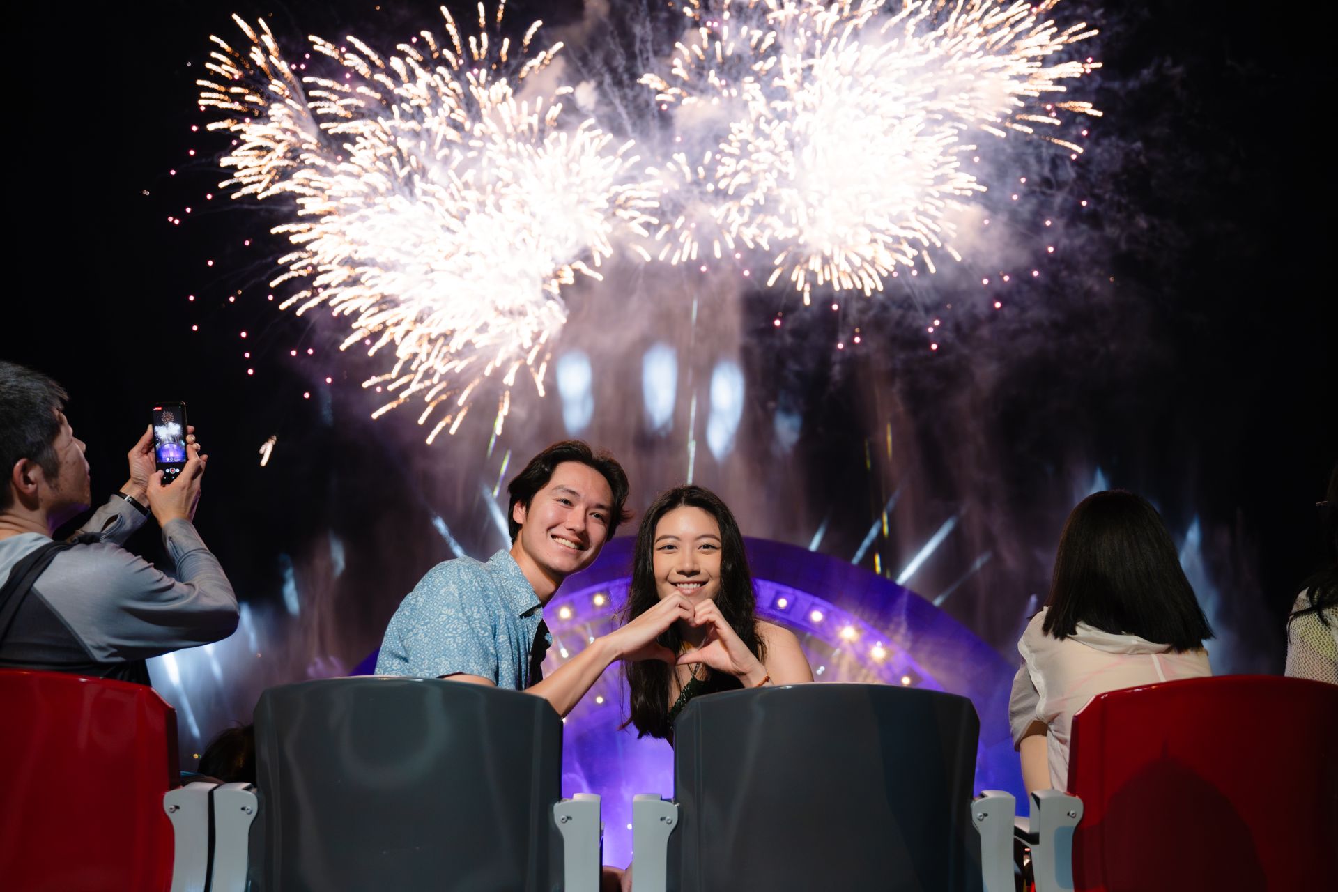 Khách quốc tế biết đến Phú Quốc ngày càng nhiều nhờ những trải nghiệm không đâu có, như hai màn bắn pháo hoa hàng đêm tại Thị trấn Hoàng Hôn