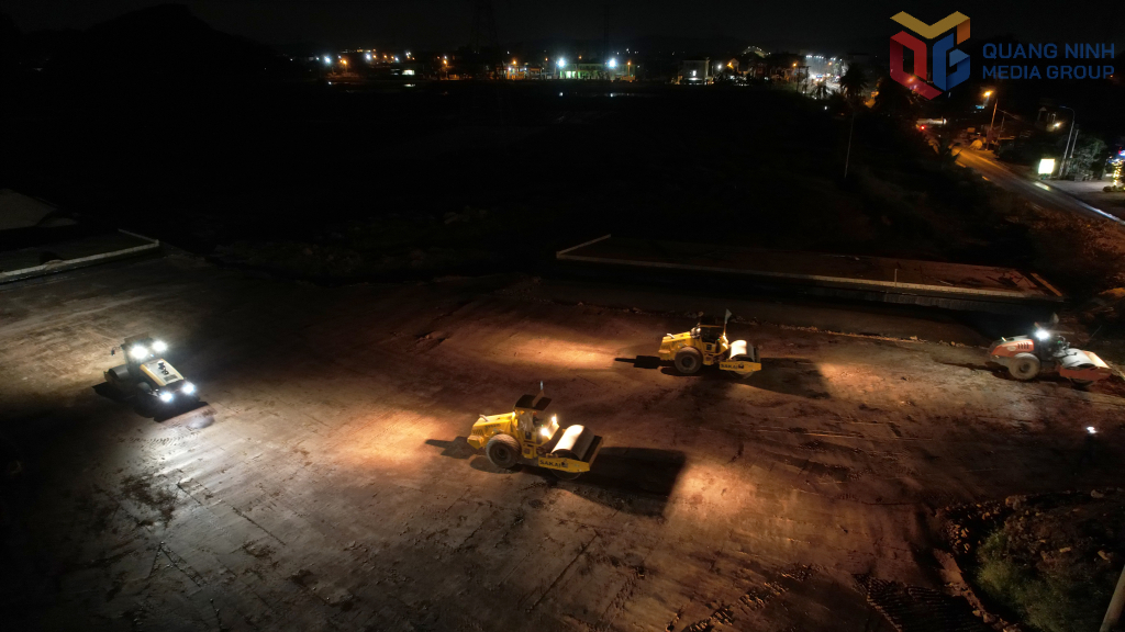 Các mũi thi công nền đường lớp đất K95, K98 và xa khu vực dân cư được ưu tiên thi công 4 kíp liên tục 24/24h.