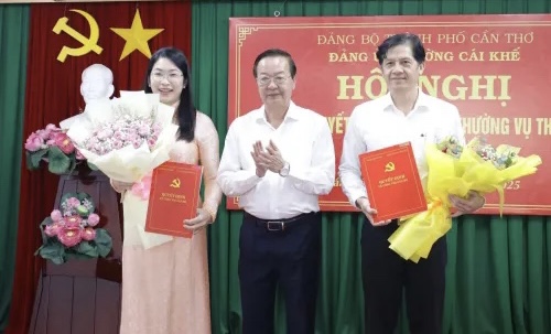 Ông Huỳnh Trung Trứ và bà Trần Thị Thanh Thúy nhận quyết định của Ban Thường vụ Thành ủy