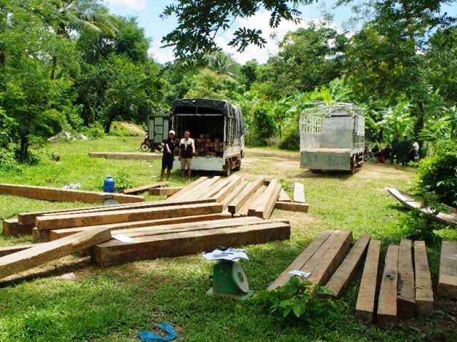 Công an Quảng Trị phá chuyên án, thu số lượng lớn gỗ lậu. Công an Quảng Trị phá chuyên án, thu số lượng lớn gỗ lậu.