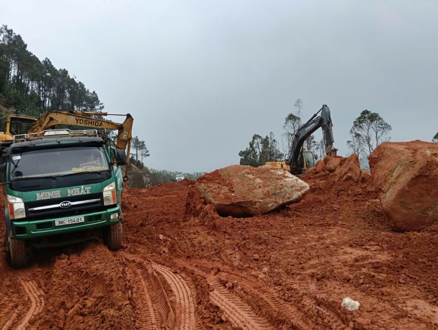 Các đơn vị chức năng đã nỗ lực thi công, hốt dọn hàng ngàn khối đất đá sạt lở, tràn xuống chắn ngang tuyến đường ven biển Hà Tĩnh. Các đơn vị chức năng đã nỗ lực thi công, hốt dọn hàng ngàn khối đất đá sạt lở, tràn xuống chắn ngang tuyến đường ven biển Hà Tĩnh.