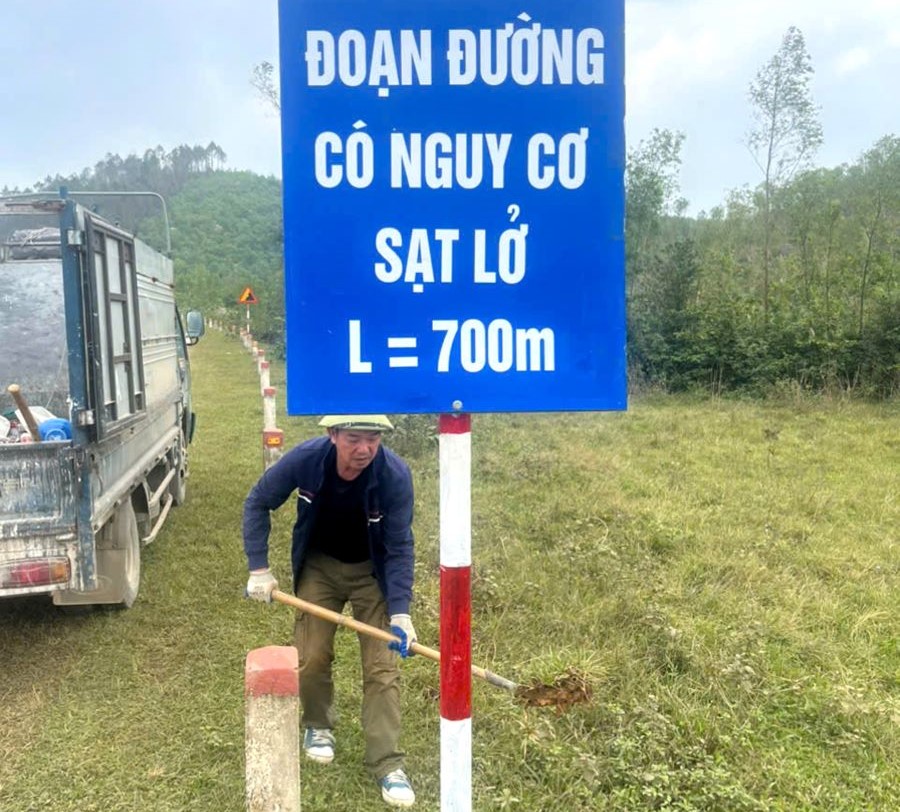 Đơn vị chức năng lập các biển cảnh báo đoạn đường ven biển có nguy cơ sạt lở. Đơn vị chức năng lập các biển cảnh báo đoạn đường ven biển có nguy cơ sạt lở.