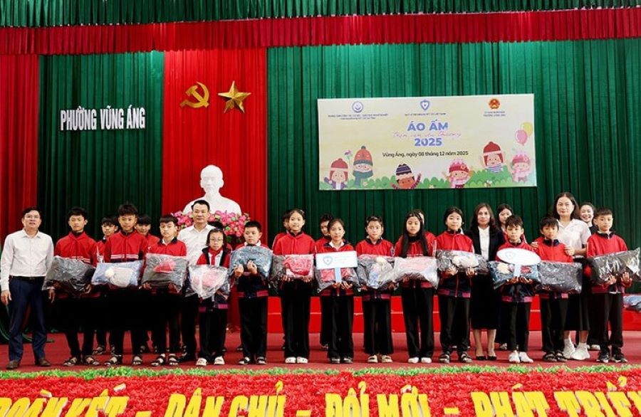 Hà Tĩnh: Trao 590 áo ấm cho trẻ em khuyết tật, có hoàn cảnh khó khăn