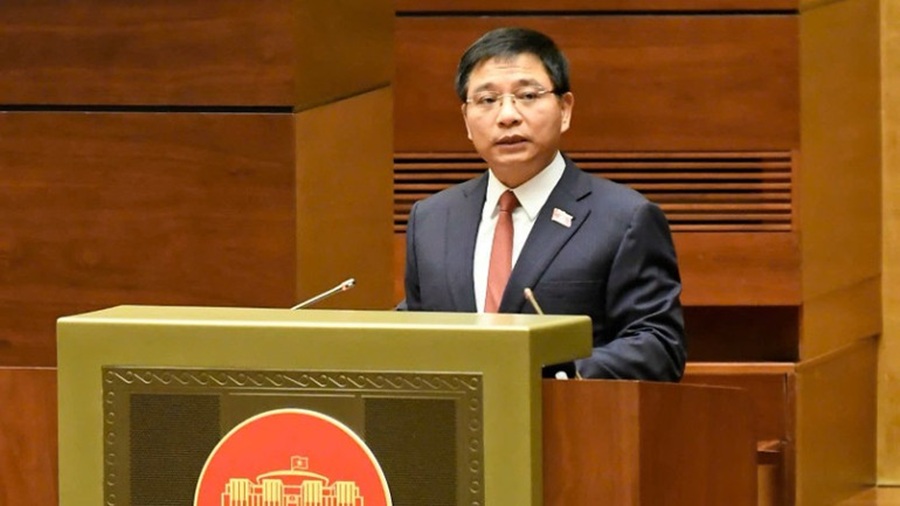 Bộ trưởng Tài chính Nguyễn Văn Thắng trình bày Tờ trình.