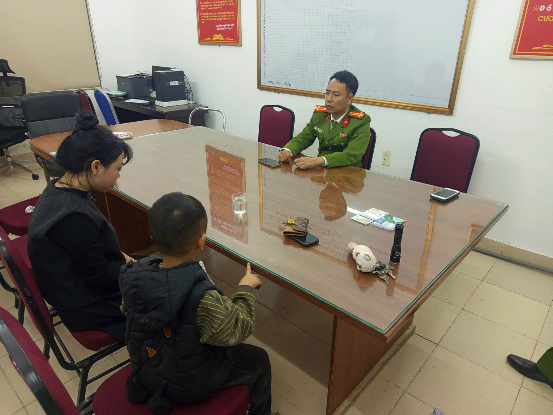 Trung tá Bùi Văn Phòng - Trưởng Công an phường trực tiếp động viên chị T.T.L.