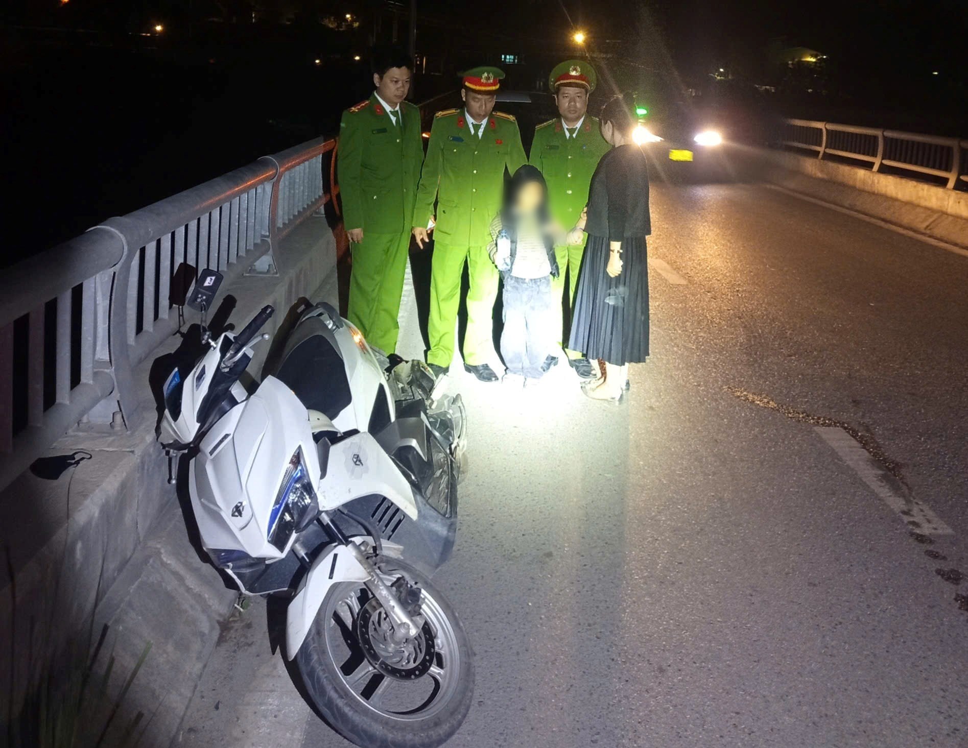 Công an Hải Phòng kịp thời ngăn chặn 2 người nhảy cầu tự tử