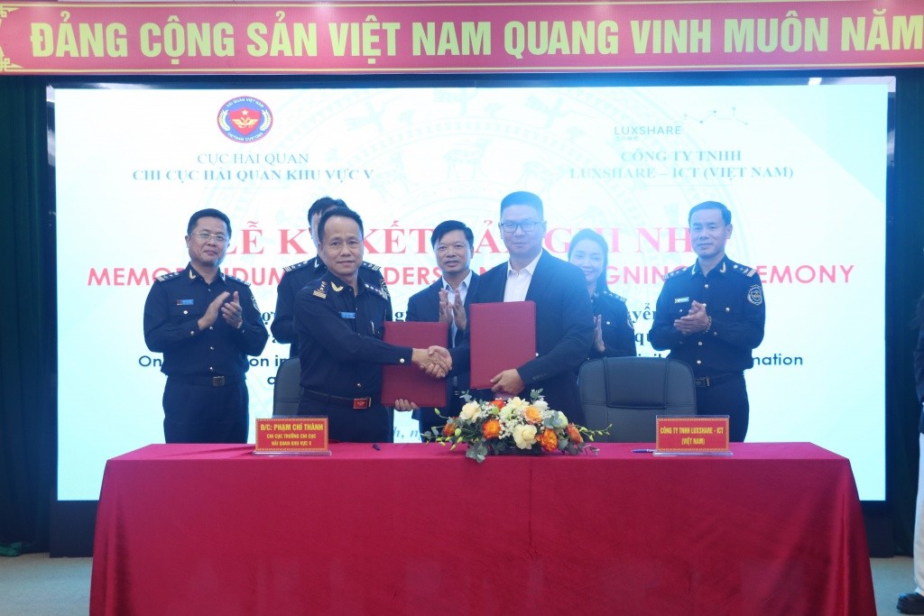 Lãnh đạo Chi cục Hải quan khu vực V và Công ty Luxshare ICT Việt Nam ký Bản ghi nhớ hợp tác về khoa học công nghệ, chuyển đổi số trong tháng 10/2025. Ảnh: QH