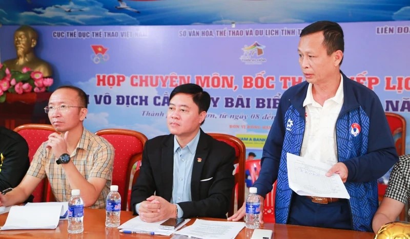 Phó Chủ tịch kiêm Tổng thư ký LĐBĐ Thanh Hóa Phạm Cẩm Hùng giải đáp thắc mắc của các đội bóng tham dự. Phó Chủ tịch kiêm Tổng thư ký LĐBĐ Thanh Hóa Phạm Cẩm Hùng giải đáp thắc mắc của các đội bóng tham dự.