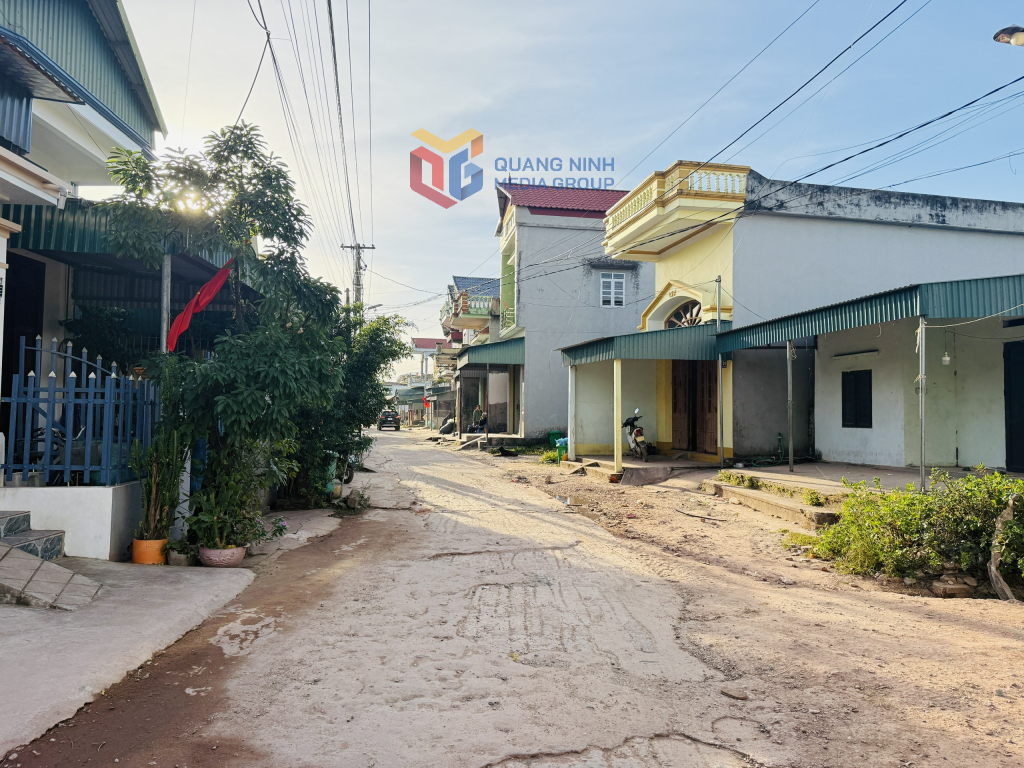 Tuyến đường nối từ QL18 vào khu neo đậu hiện nay còn nhỏ hẹp, xuống cấp. Tuyến đường nối từ QL18 vào khu neo đậu hiện nay còn nhỏ hẹp, xuống cấp.