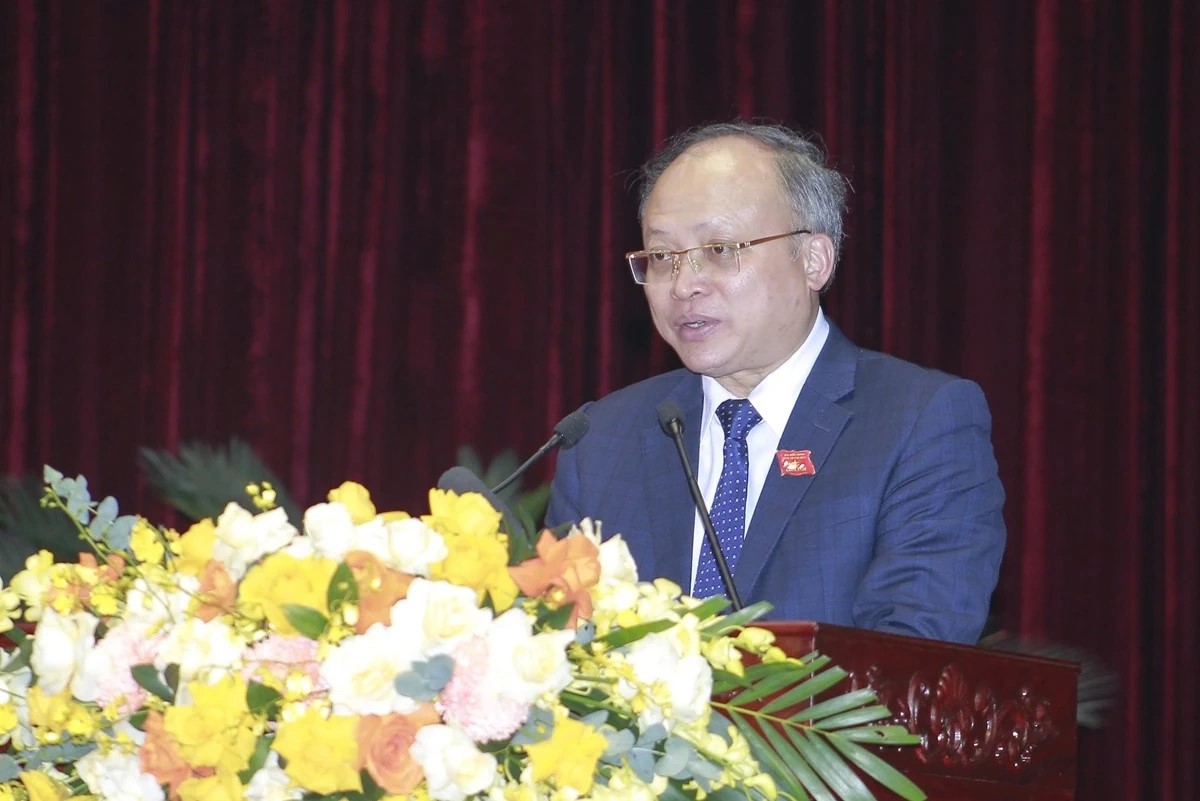 Đồng chí Lê Trọng Thụ, Giám đốc Sở Tài Chính trình bày nội dung các tờ trình tại kỳ họp.