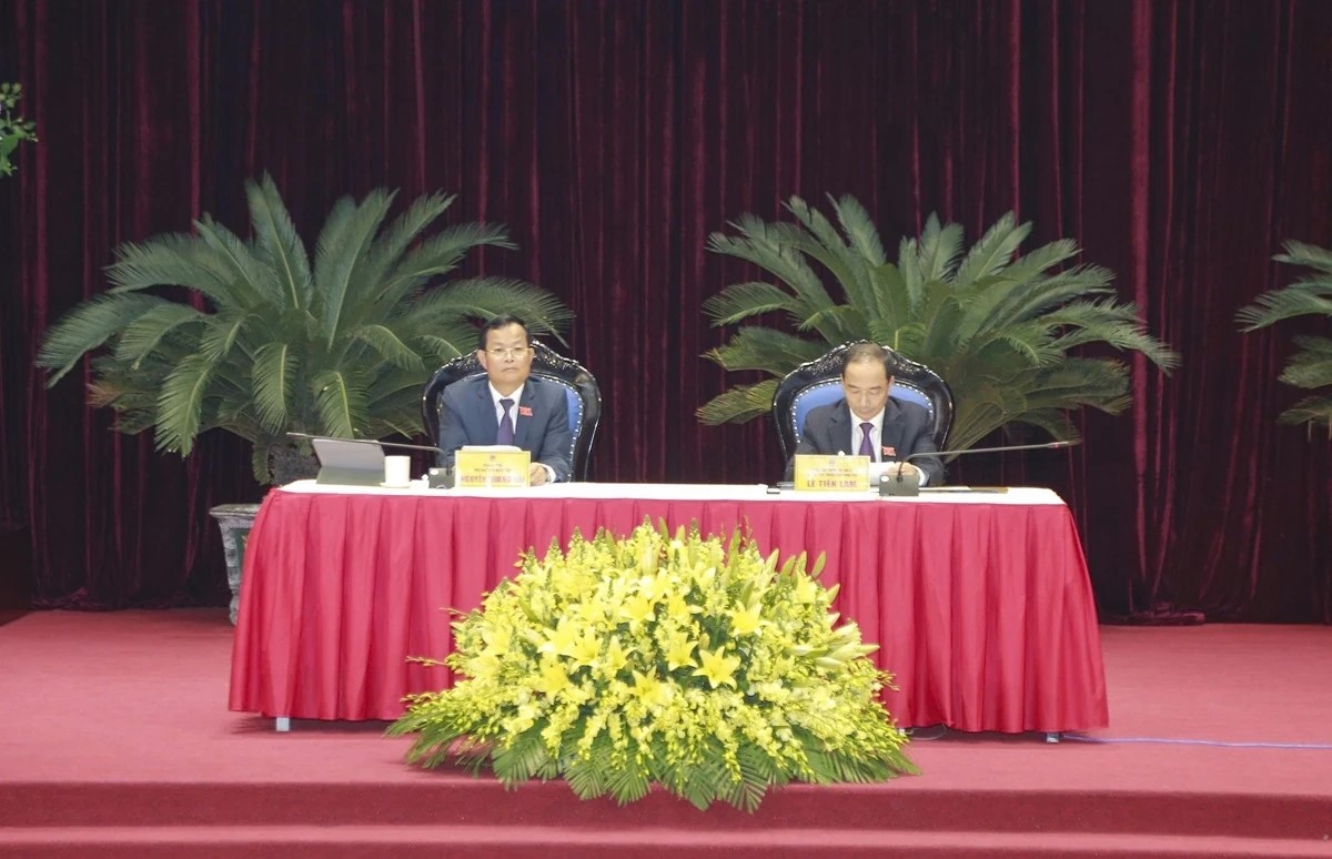 Đồng chí Lê Trọng Thụ, Giám đốc Sở Tài Chính trình bày nội dung các tờ trình tại kỳ họp.