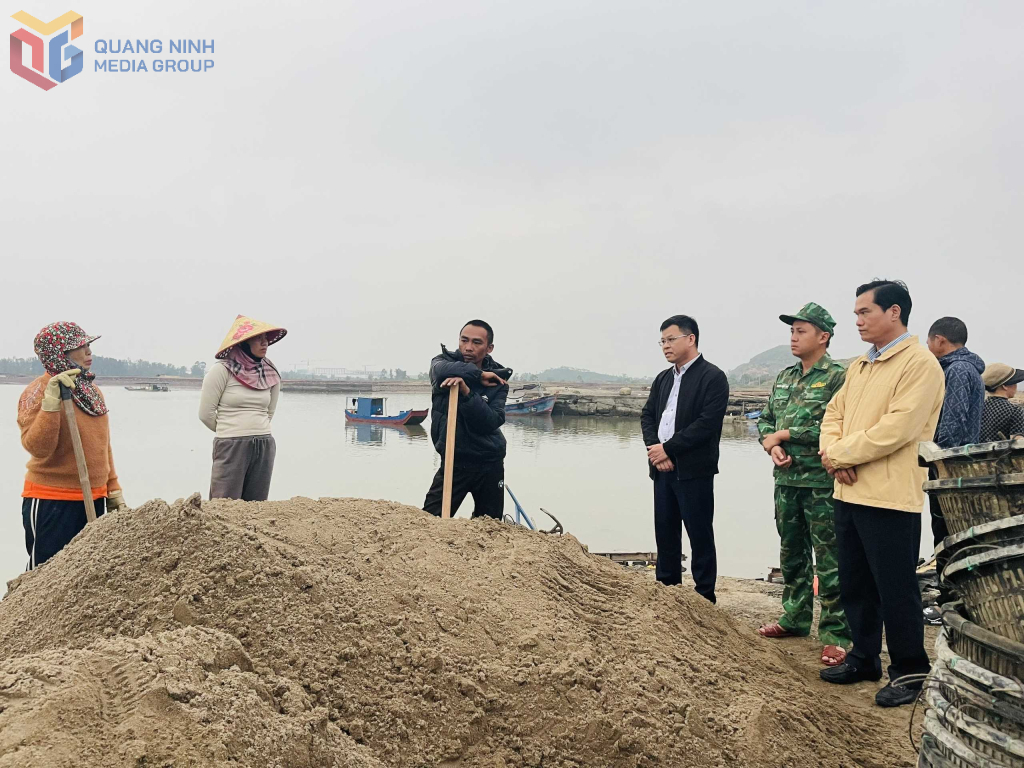 Chính quyền xã Quảng Hà triển khai công tác phòng chống, ngăn ngừa việc vận chuyển nguyên vật liệu tại cảng Ghềnh Võ để nuôi trồng thuỷ sản trái phép.