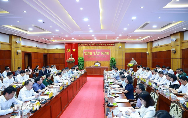 Thủ tướng Phạm Minh Chính làm việc với Ban Thường vụ Tỉnh uỷ Tây Ninh. (Ảnh: Dương Giang/TTXVN)