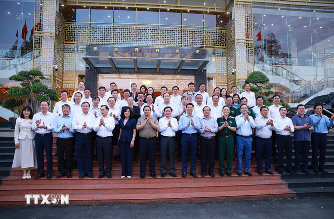 Thủ tướng Phạm Minh Chính với lãnh đạo các bộ, ngành và tỉnh Tây Ninh. (Ảnh: Dương Giang/TTXVN)