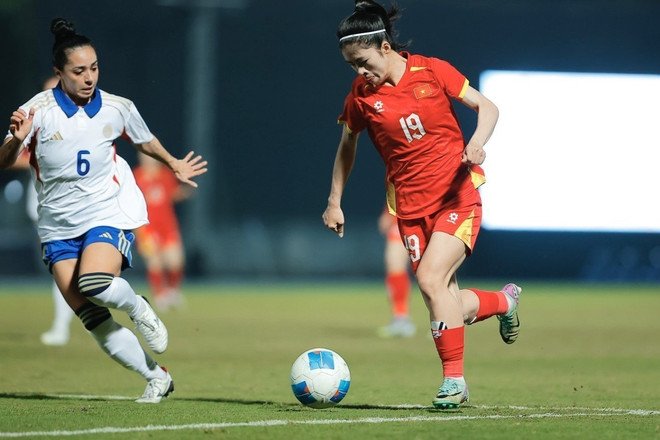 Các cầu thủ của Đội tuyển Nữ Việt Nam gặp nhiều khó khăn trước đối thủ có lợi thế về thể hình như Philippines. (Ảnh: TTXVN)