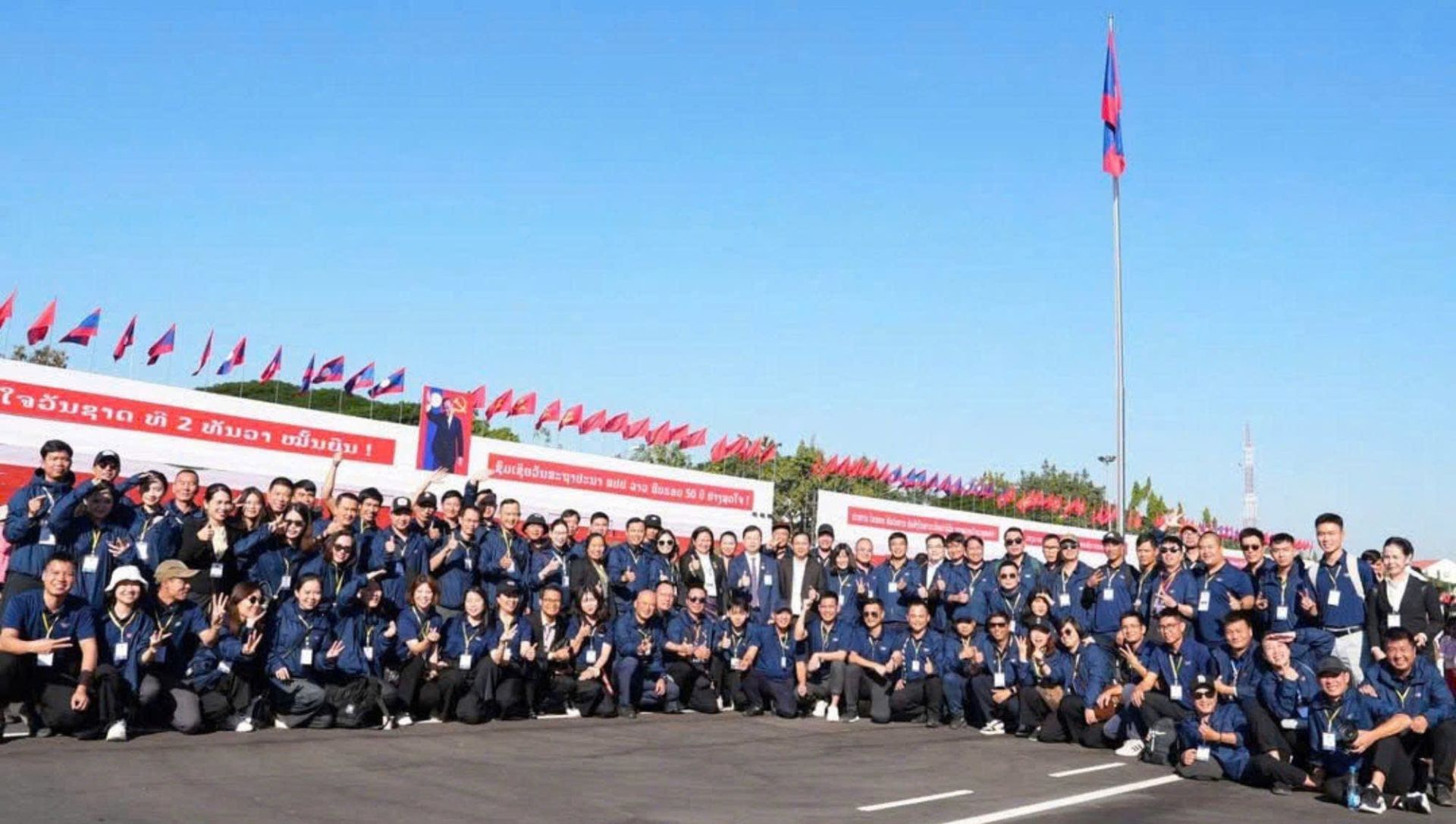 Trang phục TokyoLife được lựa chọn trong chuyến công tác, tạo vẻ ngoài gọn gàng và linh hoạt.