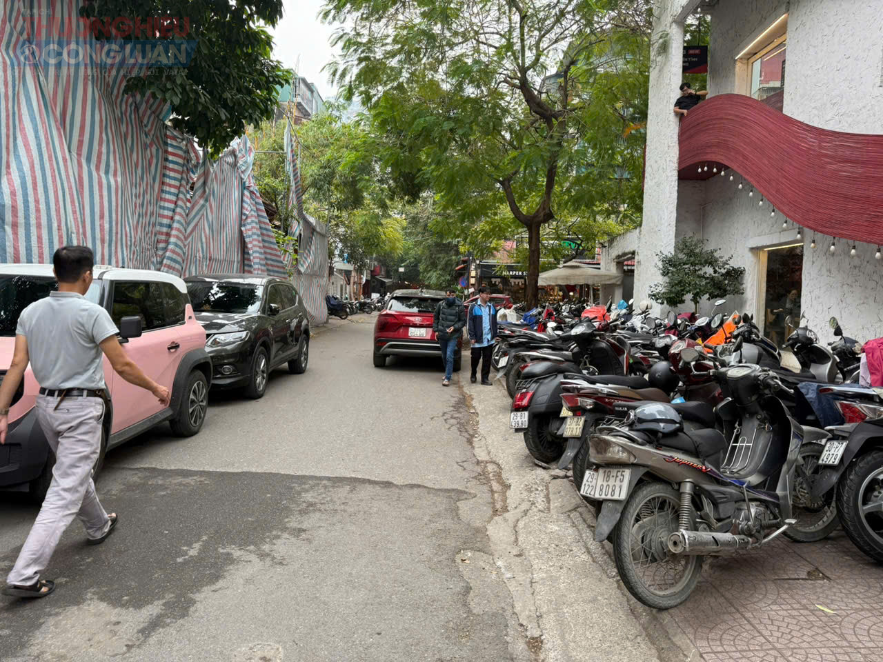 Vỉa hè phố Tô Hiệu bị xe máy dựng kín từ sáng, không còn lối cho người đi bộ