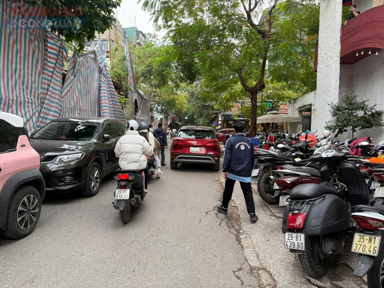 Vỉa hè bị chiếm dụng, lòng đường bị thu hẹp ở nhiều tuyến phố Hà Nội