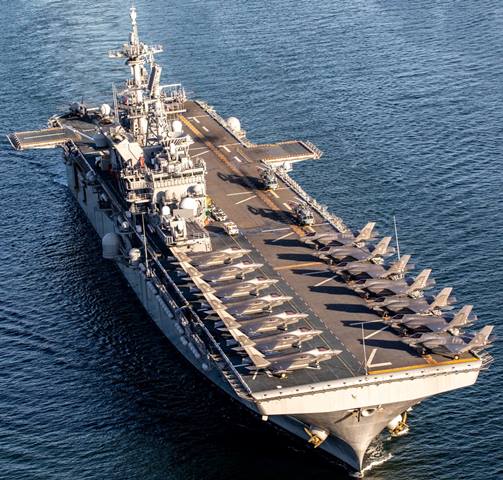 Tàu tấn công đổ bộ USS Tripoli và tàu tuần dương USS Robert Smalls cập cảng Tiên Sa