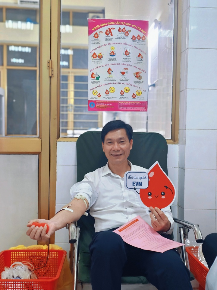 Ông Nguyễn Văn Quý - Phó Giám đốc CTĐL Quảng Ninh tham gia hiến máu lần thứ 7 Ông Nguyễn Văn Quý - Phó Giám đốc CTĐL Quảng Ninh tham gia hiến máu lần thứ 7