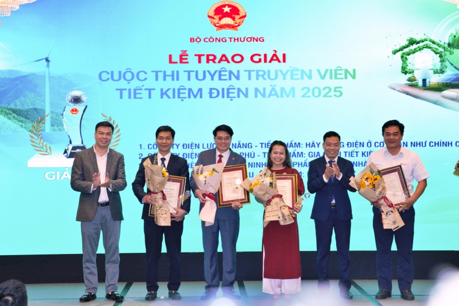 Ông Nguyễn Văn Quý - Phó Giám đốc CTĐL Quảng Ninh (đứng thứ 2 từ trái sang) đại diện đơn vị nhận giải Ba cuộc thi “Tuyên truyền viên Tiết kiệm điện năm 2025”