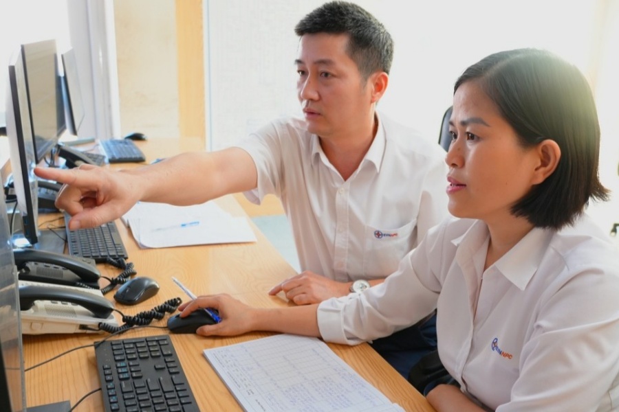 Chị Lan Anh luôn tự trau dồi kiến thức đồng thời thường xuyên trao đổi, học hỏi từ những đồng nghiệp trong đơn vị Chị Lan Anh luôn tự trau dồi kiến thức đồng thời thường xuyên trao đổi, học hỏi từ những đồng nghiệp trong đơn vị