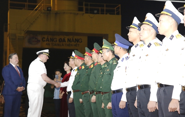 Chỉ huy tàu Hải quân Mỹ chào xã giao các đại diện Việt Nam tại lễ đón Chỉ huy tàu Hải quân Mỹ chào xã giao các đại diện Việt Nam tại lễ đón