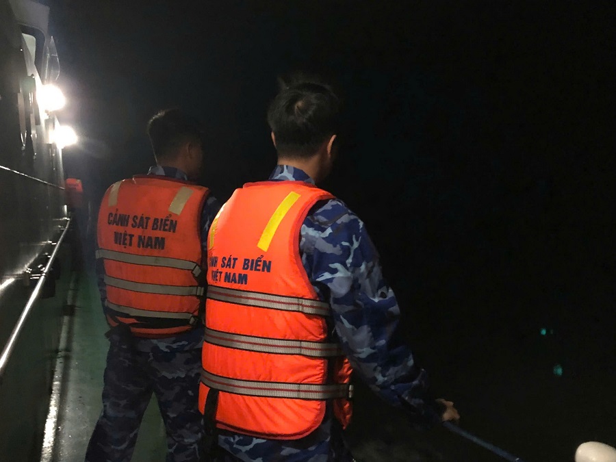 Cán bộ, chiến sĩ tàu CSB 3005 nỗ lực tìm kiếm 9 ngư dân mất tích Cán bộ, chiến sĩ tàu CSB 3005 nỗ lực tìm kiếm 9 ngư dân mất tích