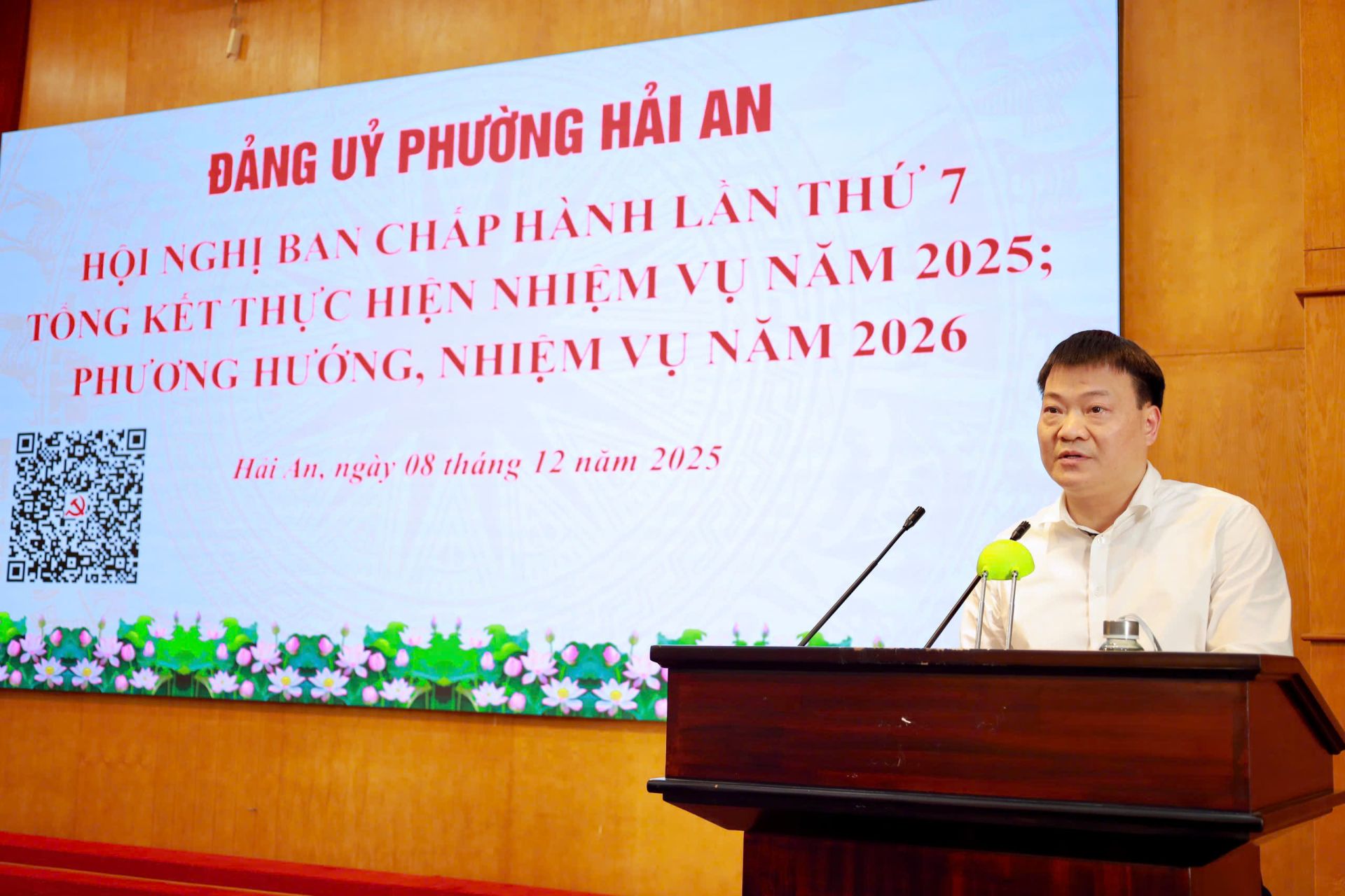 Phó Chủ tịch UBND phường Vũ Doãn Dũng báo cáo đề xuất chủ đề và nhiệm vụ phát triển kinh tế - xã hội năm 2026. Phó Chủ tịch UBND phường Vũ Doãn Dũng báo cáo đề xuất chủ đề và nhiệm vụ phát triển kinh tế - xã hội năm 2026.