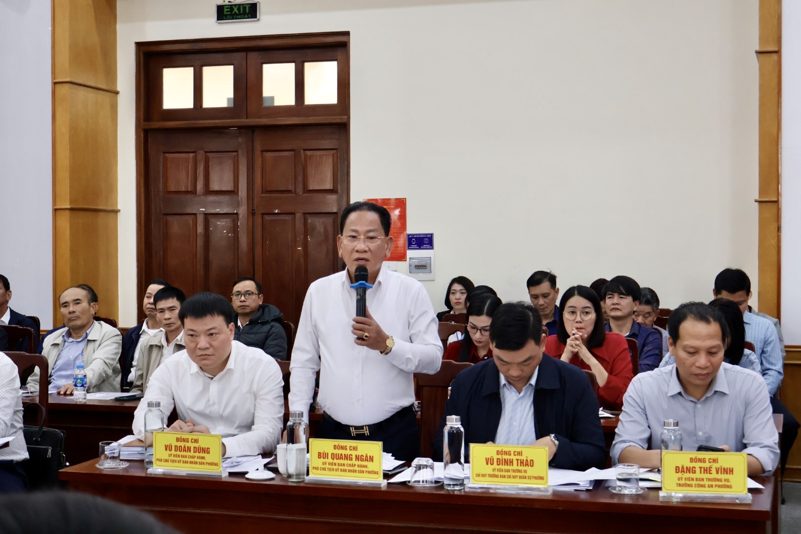 Phó Chủ tịch UBND phường Bùi Quang Ngân báo cáo về công tác bầu cử bầu cử đại biểu Quốc hội và Hội đồng nhân dân các cấp nhiệm kỳ 2026- 2031. Phó Chủ tịch UBND phường Bùi Quang Ngân báo cáo về công tác bầu cử bầu cử đại biểu Quốc hội và Hội đồng nhân dân các cấp nhiệm kỳ 2026- 2031.