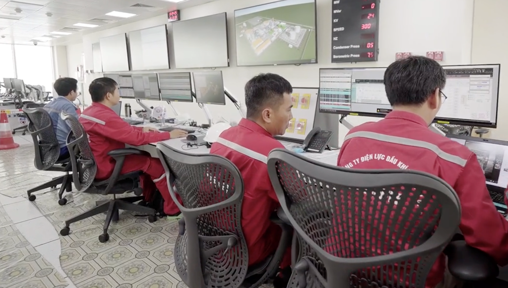 Bên trong Phòng điều khiển trung tâm Nhà máy điện khí LNG Nhơn Trạch 3&4. Ảnh: A.N/Bnews/vnanet.vn Bên trong Phòng điều khiển trung tâm Nhà máy điện khí LNG Nhơn Trạch 3&4. Ảnh: A.N/Bnews/vnanet.vn