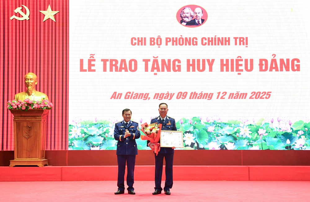 Đại tá Nguyễn Thái Dương - Ủy viên Ban Thường vụ Đảng ủy, Phó Chính ủy Bộ Tư lệnh Vùng Cảnh sát biển 4 trao huy hiệu 40 năm tuổi Đảng và tặng hoa chúc mừng đồng chí Thiếu tướng Nguyễn Văn Dũng Đại tá Nguyễn Thái Dương - Ủy viên Ban Thường vụ Đảng ủy, Phó Chính ủy Bộ Tư lệnh Vùng Cảnh sát biển 4 trao huy hiệu 40 năm tuổi Đảng và tặng hoa chúc mừng đồng chí Thiếu tướng Nguyễn Văn Dũng