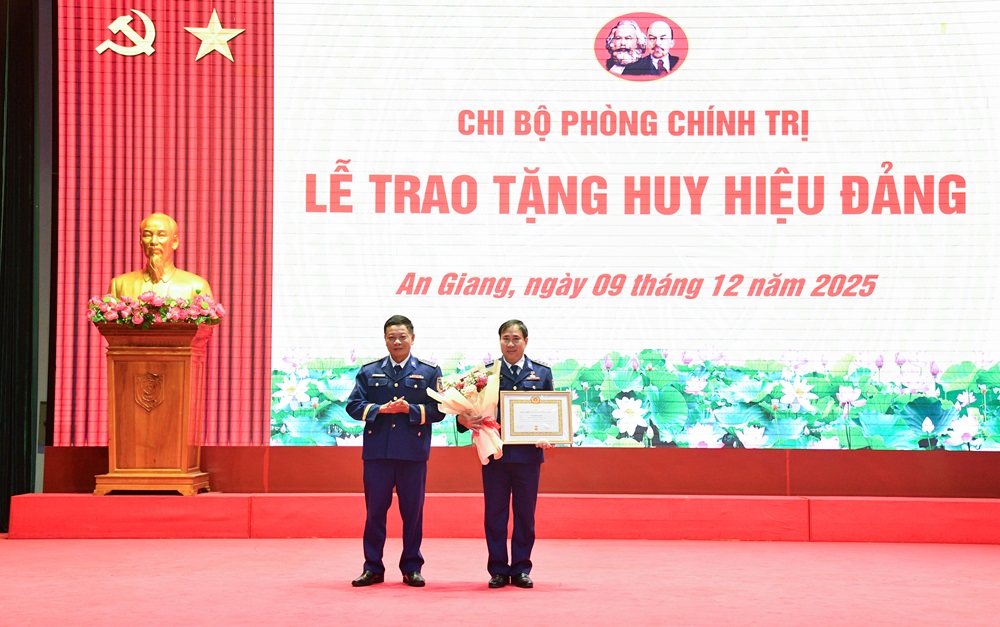 Đại tá Phan Duy Cường - Đảng ủy viên, Phó Tư lệnh Quân sự, Bộ Tư lệnh Vùng Cảnh sát biển 4 trao huy hiệu 30 năm tuổi Đảng và tặng hoa chúc mừng đồng chí Thượng tá Vũ Đình Diên Đại tá Phan Duy Cường - Đảng ủy viên, Phó Tư lệnh Quân sự, Bộ Tư lệnh Vùng Cảnh sát biển 4 trao huy hiệu 30 năm tuổi Đảng và tặng hoa chúc mừng đồng chí Thượng tá Vũ Đình Diên