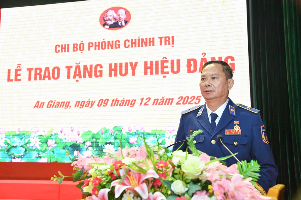 Thiếu tướng Nguyễn Văn Dũng phát biểu cảm tưởng khi được nhận huy hiệu 40 năm tuổi Đảng Thiếu tướng Nguyễn Văn Dũng phát biểu cảm tưởng khi được nhận huy hiệu 40 năm tuổi Đảng