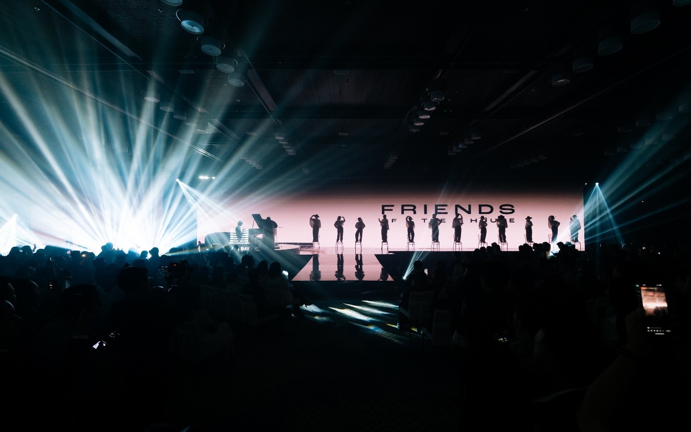 Tinh thần Friends of the House được t&aacute;i hiện từ kh&ocirc;ng gian sự kiện đến những m&agrave;n tr&igrave;nh diễn nghệ thuật.