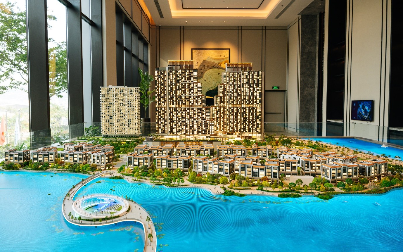 Lần đầu ti&ecirc;n sa b&agrave;n tổ hợp Marina Bayfront District v&agrave; Aria Bay được giới thiệu. Với quy m&ocirc; tới 28m&sup2;, sa b&agrave;n t&iacute;ch hợp c&ocirc;ng nghệ LED ấn tượng, trở th&agrave;nh t&acirc;m điểm của kh&ocirc;ng gian sự kiện.