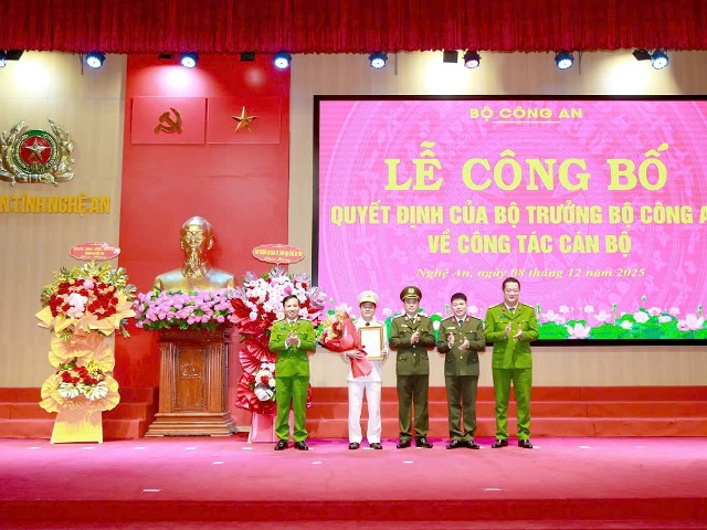 Lãnh đạo Công an tỉnh Nghệ An chúc mừng Thượng tá Phạm Thành Long. Lãnh đạo Công an tỉnh Nghệ An chúc mừng Thượng tá Phạm Thành Long.