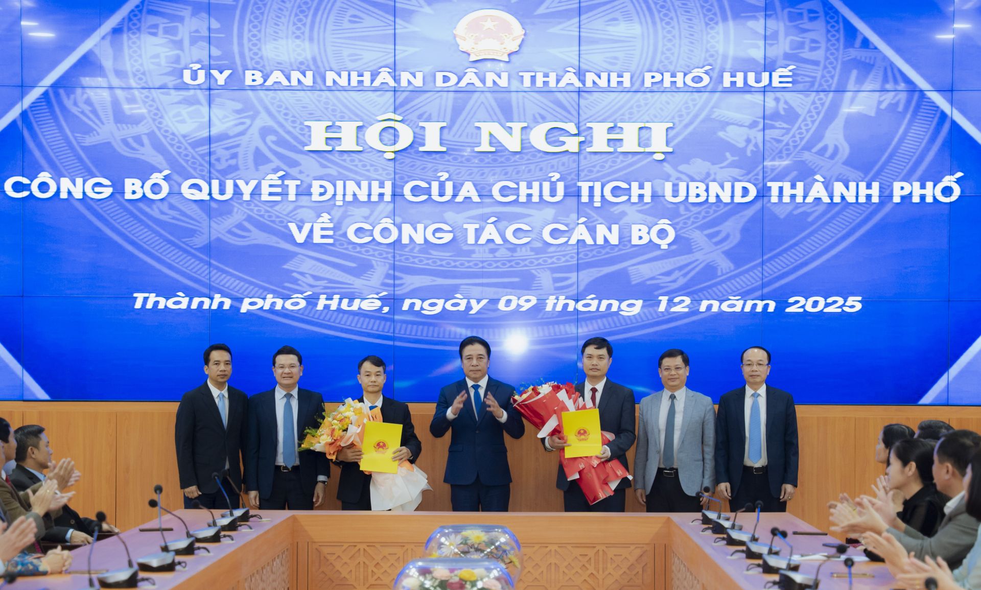 Tặng hoa chúc mừng các cán bộ được bổ nhiệm