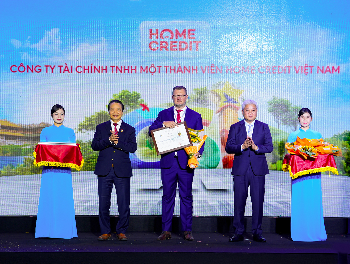 Home Credit xuất sắc lọt Top 10 Doanh nghiệp Bền vững tiêu biểu thuộc lĩnh vực Thương mại - Dịch vụ