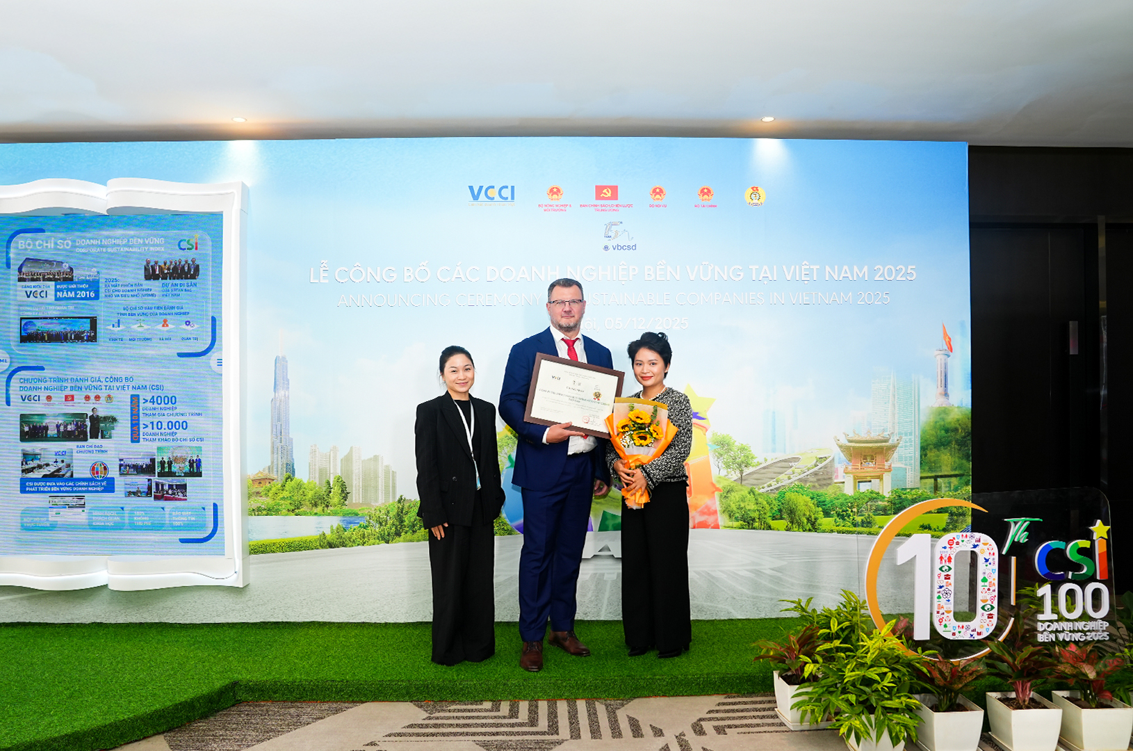 Ông Jakub Kudrna cùng đội ngũ Home Credit Việt Nam. Ảnh: Home Credit Ông Jakub Kudrna cùng đội ngũ Home Credit Việt Nam. Ảnh: Home Credit