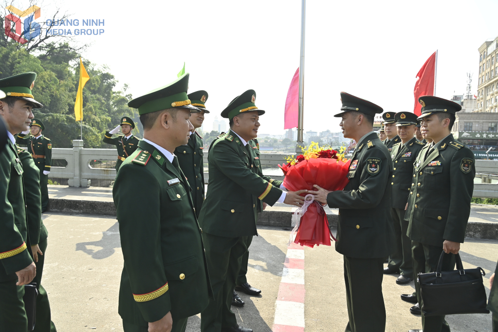 Đoàn đại biểu BĐBP Việt Nam đón Đoàn đại biểu BĐBP Trung Quốc tại Cửa khẩu Quốc tế Móng Cái. Đoàn đại biểu BĐBP Việt Nam đón Đoàn đại biểu BĐBP Trung Quốc tại Cửa khẩu Quốc tế Móng Cái.