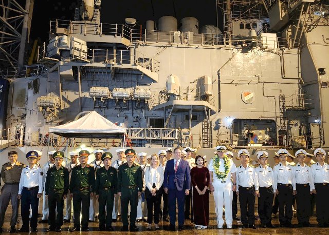 Lễ đón đoàn diễn ra lúc 18h20 tại cảng Tiên Sa. Lễ đón đoàn diễn ra lúc 18h20 tại cảng Tiên Sa.