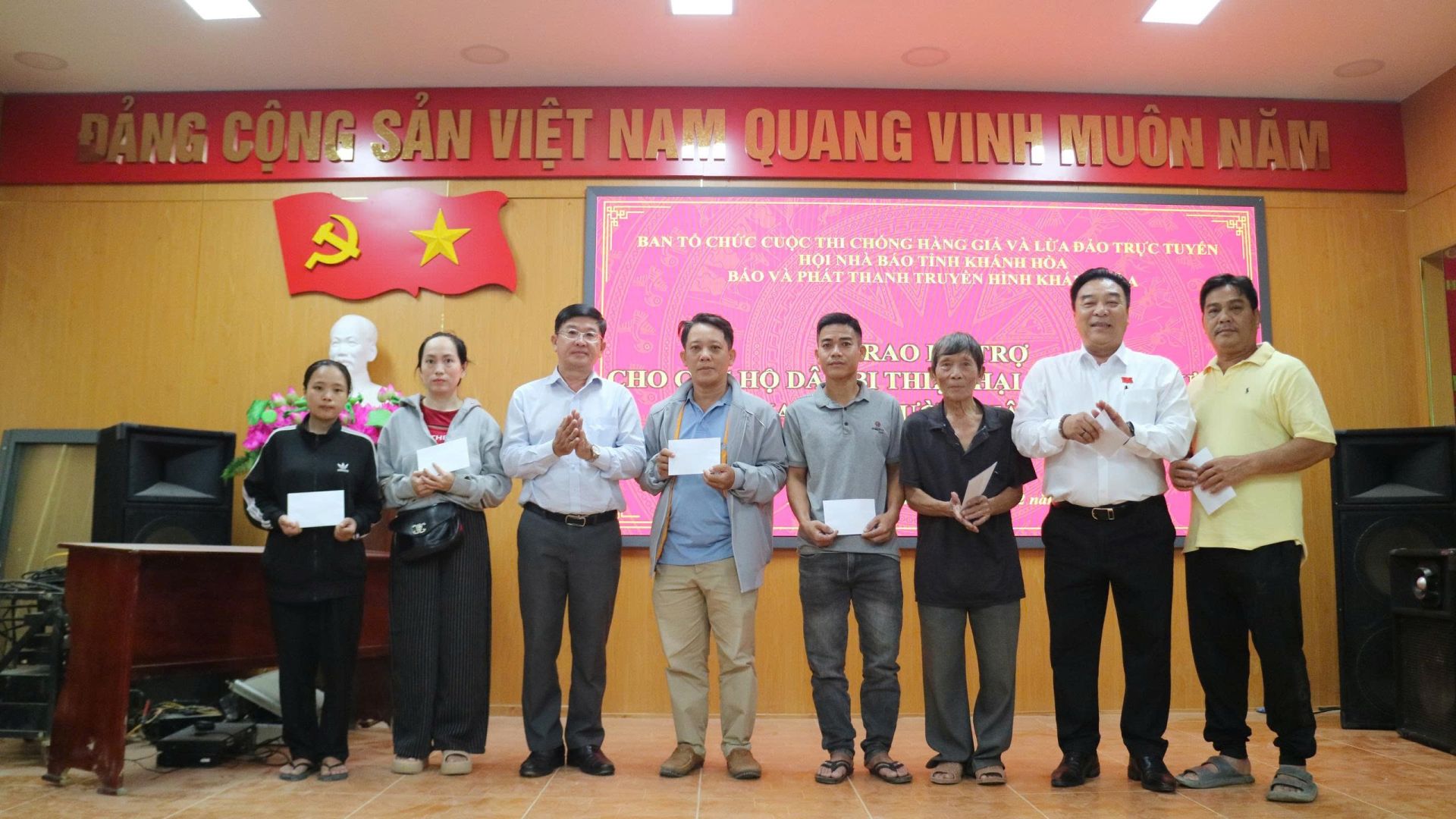 Lãnh đạo 2 đơn vị tặng quà cho người dân phường Tây Nha Trang Lãnh đạo 2 đơn vị tặng quà cho người dân phường Tây Nha Trang