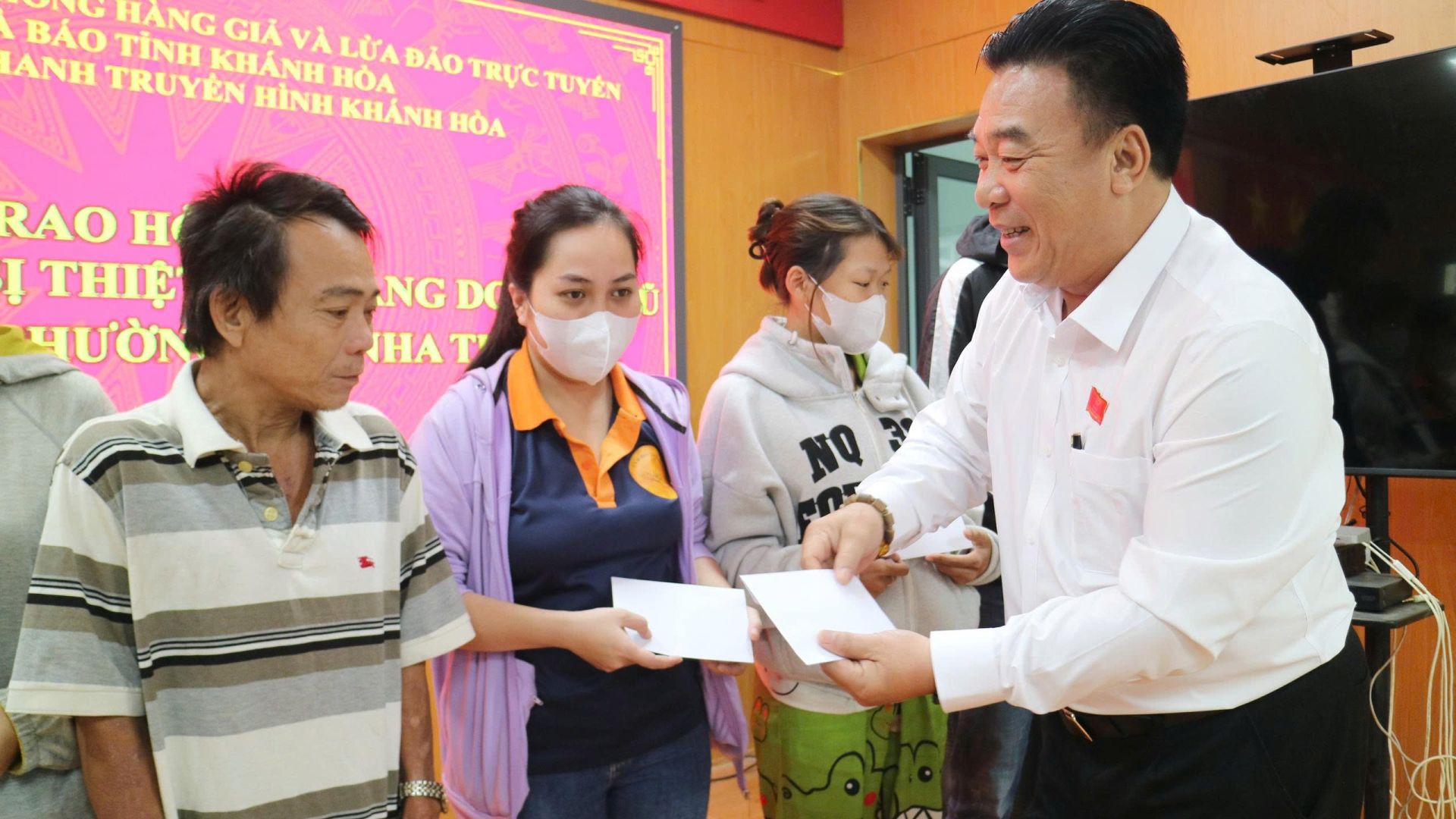 Lãnh đạo Hội Nhà báo tỉnh trao quà cho người dân phường Tây Nha Trang Lãnh đạo Hội Nhà báo tỉnh trao quà cho người dân phường Tây Nha Trang