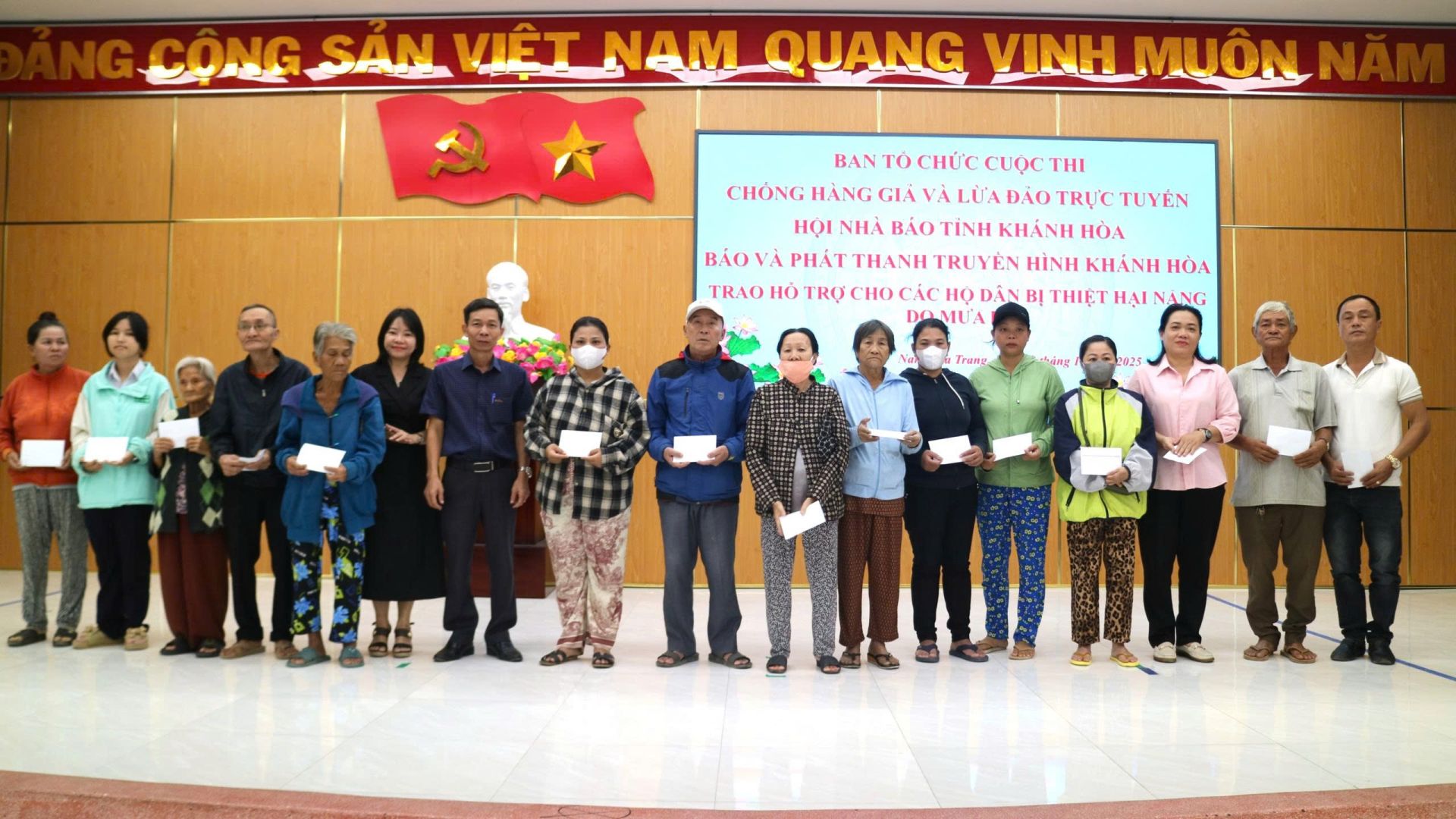 Ban tổ chức Cuộc thi "Chống hàng giả và lừa đảo trực tuyến" gửi tặng 80 triệu đồng hỗ trợ người dân bị thiệt hại do mưa lũ